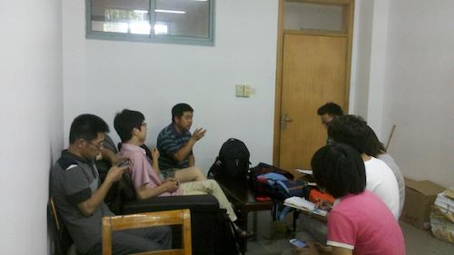 201409张登荣教授和其他教师在指导学生备战辩论会