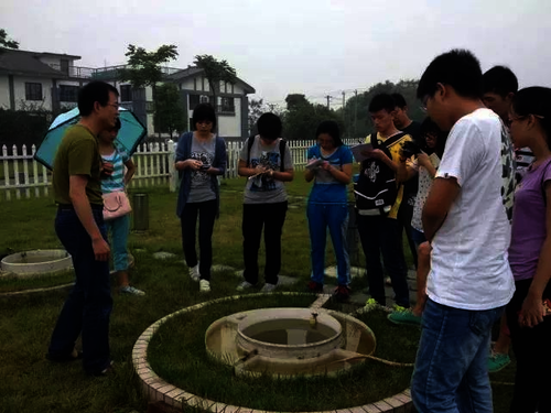 地理信息科学专业学生在之江水文站实习（气象站-蒸发）
