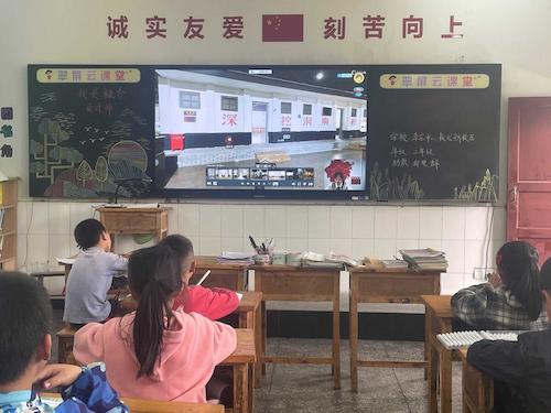 四川省宜宾市李庄镇中心小学学生正在“云”游余杭四无粮仓陈列馆