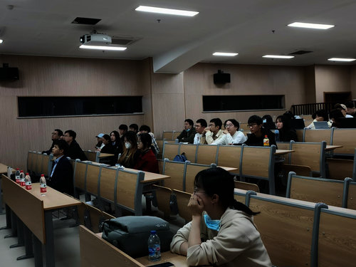 学生认真听报告